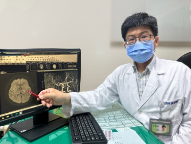 40歲工程師天天熬夜追劇竟腦中風！右手突癱、講話含糊送急診  豐原醫院提醒：中風已盯上年輕人　把握黃金治療時間降低失能風險