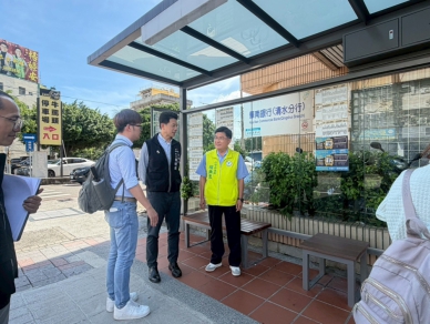 原縣區店面式公車總站升格後變站牌議員楊典忠爭取長廊式候車亭與電子站牌