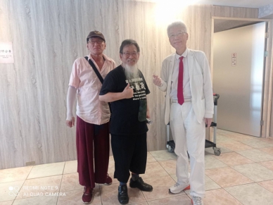 豪雨重創茄萣成水鄉澤張靜派黨員冒雨勘災籲市府強化治水與環保建設