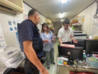 公車遺失iPhone急求助　豐原警頂32度高溫10分鐘尋回