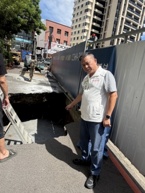 大里區中興路二段182巷出現大坑洞疑似遭隔鄰建築工地施工不當影響