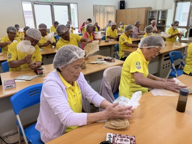 大甲「幸福『釀』出來．手作味噌DIY」活動  30位長輩體驗傳統釀造文化  釀出健康幸福好滋味
