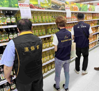 中市食安處首波公布兩業者超標油品流向跨局處突擊賣場全面回收下架