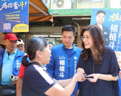 鄭麗文偕同楊植斗棉街拜票