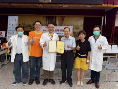 響應健康台灣！仁愛長庚攜手萬和宮冒雨篩檢守護社區
