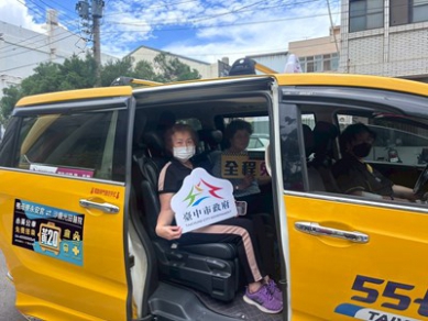 小黃公車串聯海線生活圈中市交通局前進梧棲推廣社區長照據點免費搭乘