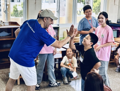 Gave me five！新竹青年探險巴士出發   暑假首梯「國際英語扶助營」開拔