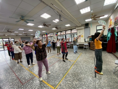 中市府推動關懷據點實施「無紙化」作業長者們無所適從怨聲四起