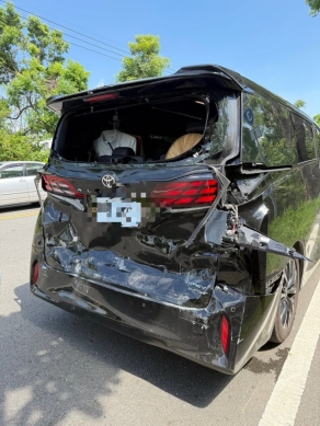張麗善座車遭預拌混凝土車追撞　車尾嚴重變形玻璃碎裂
