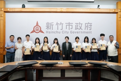 新竹市以你們為榮！18位國中會考全國榜首   高虹安贈每位6000元圖書禮券