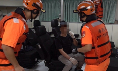 海上驚魂菲籍船員誤將三秒膠當眼藥水台中海巡人員火速馳援