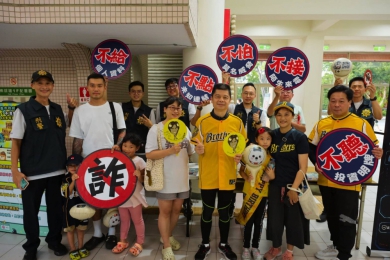 中信兄弟抵嘉詐騙OUT 嘉義市警局長陳明志專屬165球衣攜手反詐