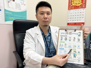 上班族男性忙碌久坐辦公室  痔瘡復發造成血栓