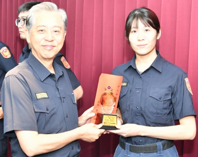 警員沈安琪負傷成功奪刀   局長吳敬田公開表揚稱讚