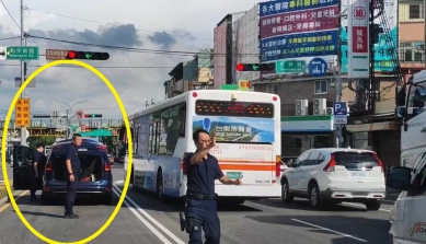 車輛故障停路口　六寶警即時協助排除保交通