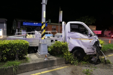 男子酒後開車失控自撞自已因而受傷被移送法辦