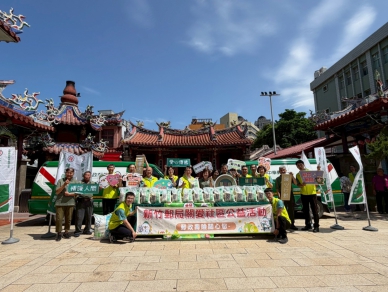 新竹郵局年年捐1500斤白米   好鄰居關帝廟代賑弱勢   沈佛龍：善盡企業社會責任