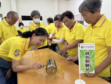 大甲區農會承辦「蜂狂一夏」活動　讓30位長輩認識蜜蜂生態、體驗蜂蠟護唇膏DIY