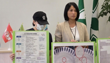 知名連鎖親子友善餐廳爆出讓孩童誤食異物遭割傷食安事件  議員民進黨台中市議員張家銨陪同受害當事人出面喊話  店家查明真相及提出改善措施  並要求中市府建立完整消費者申訴管道