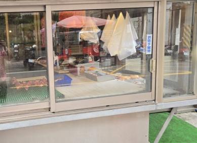 豬肉攤販採取隔離式的玻璃櫥窗設計、讓肉品展示處於無塵、無蟲、無污染
