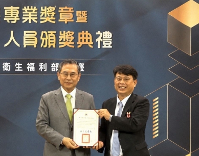 實至名歸！新竹縣公衛推手   殷東成榮獲衛福部「衛生福利專業獎章」