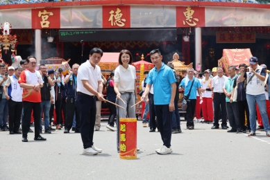 草屯惠德宮迓城隍熱鬧踩街 許縣長點起馬炮