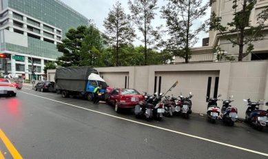 非洲籍男子駕車途中因煞車失靈撞及路旁十六輛汽機車無人受傷