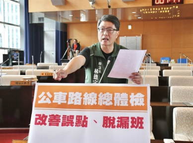 針對台中市公車異常發車脫漏班班次大幅增加  民進黨台中市議員林德宇要求交通局全面盤點公車路線，並優先因應下週開學的學生搭乘高峰期