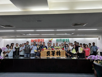 黃偉哲市長頒發特等獎匾額恭賀2026臺南文旦王郭嘉城 力推臺南文旦為中秋送禮首選