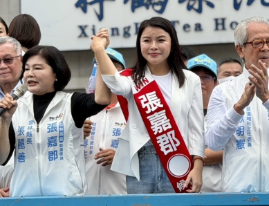 張嘉郡登記拚接棒！張麗善陪同亮相　喊「WOW超越想像」
