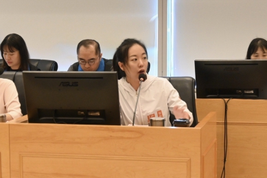 台中國際足球園區草皮填充物溢出   台中市議員吳佩芸籲建設局確保工程品質