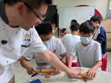 糕餅老店陳允寶泉中秋前進偏鄉，攜手和平國中手作月餅傳愛