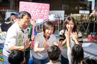 追欣族塞爆豐原夜市！民進黨台中市長候選人、立法委員何欣純20公尺走20分鐘　喊把人氣變買氣