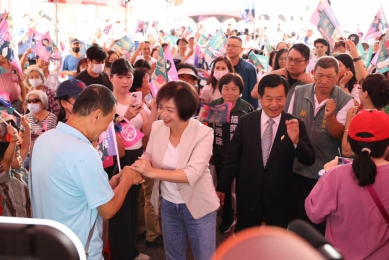 東南區建設留爛尾   民進黨台中市長候選人何欣純與台中市議員鄭功進盼換新（欣）市長做看看