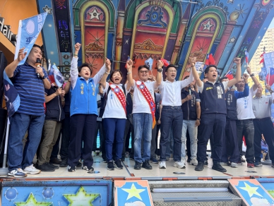 爭取連任的台中市第11選區（東南區）國民黨市議員李中  國慶日成立李中與江啟臣聯合競選總部