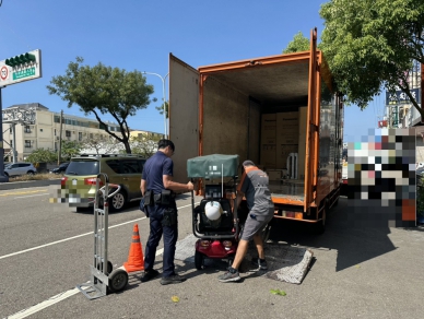 8旬老翁騎代步車誤上高架橋沒警方與熱心物流司機聯手送返家