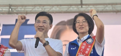 台中市豐原區充滿沸騰政治熱力   國民黨籍現任議員邱愛珊攜手市長候選人江啟臣舉行聯合競選總部成立大會     現場鑼鼓喧天、鞭炮齊鳴、數千名支持者揮舞旗幟展現深厚的在地經營實力與團結氣勢    台中市長盧秀燕、立委楊瓊瓔及地方政要、基層里長均親臨現場站台、黃復興黨部豐后地區黨部常委吳建泰亦率領黨員同志共襄盛舉  會場充滿對地方變革熱切期盼