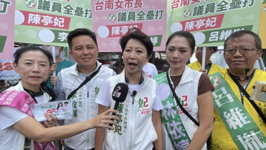 陳亭妃偕議員候選人守法安平. 金華市場