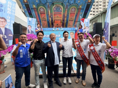 國民黨台中市議員李中東區競選總部熱鬧成立   小國旗隨處飄揚，氣氛熱烈、氣勢高昂