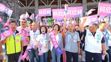 民進黨台中市長候選人、立法委員何欣純抽1號喊「台中第一、欣好市長！」市區大車掃  首都格局拚第一