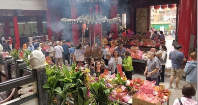 台中清水紫雲巖舉行觀世音菩薩得道紀念法會祝賀信眾擠滿廟前及廟內