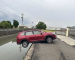 不熟路況迷路車輛險墜落水溝  烏日警即刻救援