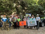 東勢林管處攜手企業維護登山安全  30人徒步背負90公斤土石上山  修復東卯山步道