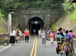 台中市后里雄偉壯觀的花樑鋼橋自行車道  暑期假日出現龐大騎自行車潮