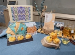 弘道老人福利基金會推出﹁不老中秋公益月餅，樂活共生禮盒﹂。（照片弘道提供）
