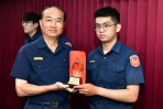 中市警二分局立人所警員葉旻傑搶救燒炭男一命  副局長林樹徽公開表揚直稱讚
