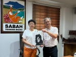大葉休閒系副教授林擎天（右）赴馬來西亞訪問，受到沙巴旅遊局副局長鄭素蓮（左）歡迎。（照片大葉提供）