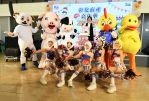 「2023彰化畜產嘉年華畜產派對慶300」，王縣長（後排中）歡迎全國民眾同遊。（照片縣府提供）