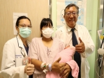 寶寶不等了!少婦車上急產抱嬰直衝醫院  醫療團隊緊急動員「接」生