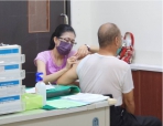 感疫苗接種開打了，請在線上預約。（照片縣府提供）